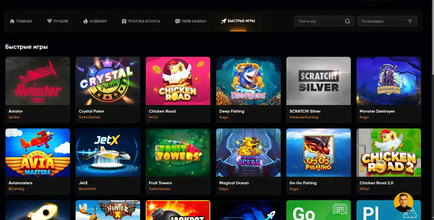 Стопка фишек и игральных карт на зеленом сукне